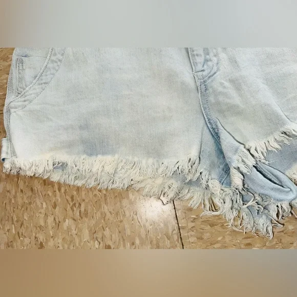 Anthropologie - Pilcro Distressed Denim Shortie Shorts in Light Wash size 32 - Picture 14 of 16